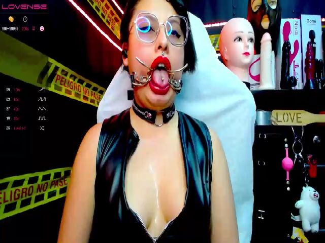 Live sex webcam photo for Rubi_slave #254777302