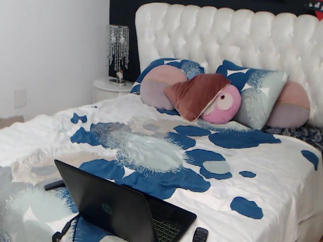 Live sex webcam photo for BlondeeFairy #255996416