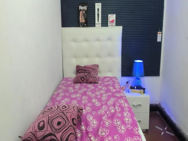 Live sex webcam photo for sexyfox_18 #253336602