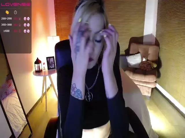 Live sex webcam photo for Effy_Rose_ #265469809