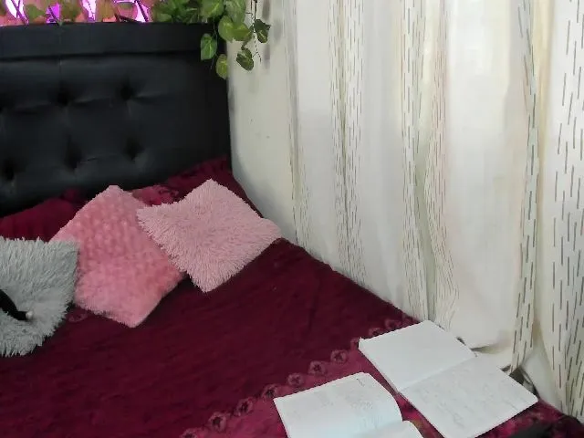 Live sex webcam photo for Holly_rosee #261602917