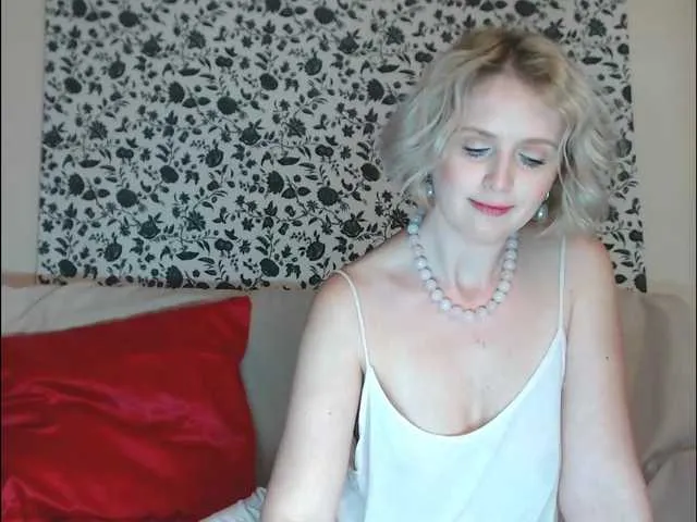 Live sex webcam photo for JosephineG #240975386