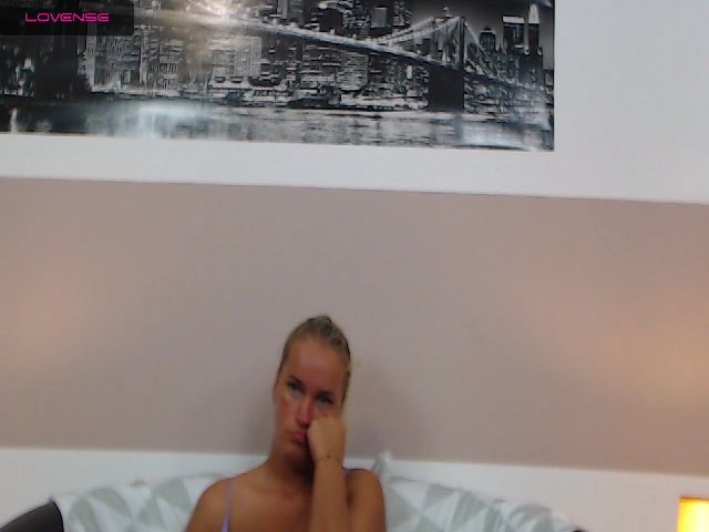 Live sex webcam photo for Roselyn__ #261438612