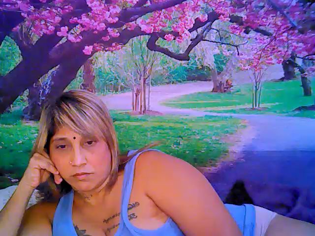 Live sex webcam photo for Roxyfoxy69 #258609182