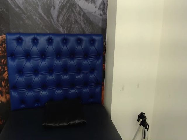 Live sex webcam photo for Cleo_e #253869320