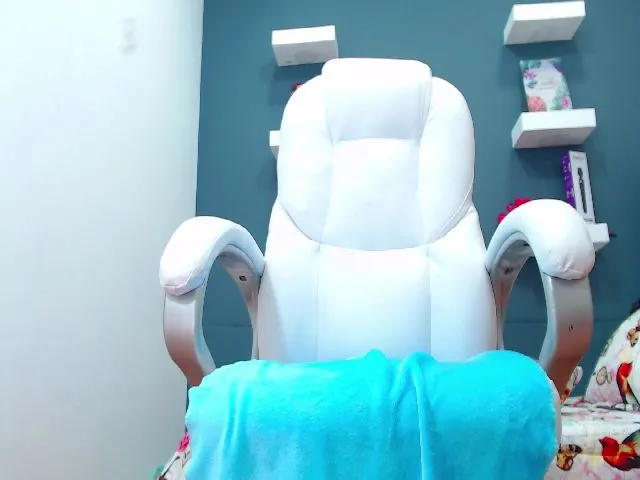 Live sex webcam photo for HANNAH_19 #252873601