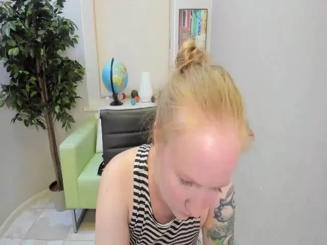 Live sex webcam photo for StunningKelly #252891344