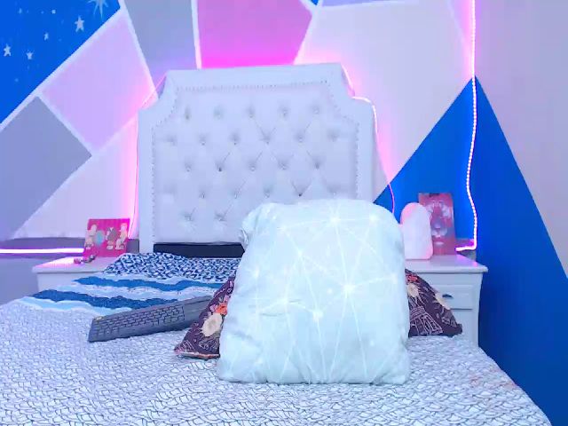 Live sex webcam photo for CrystalJoness #254622285