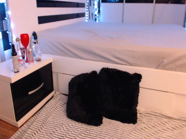 Live sex webcam photo for Nikki_Nikki_ #253618788