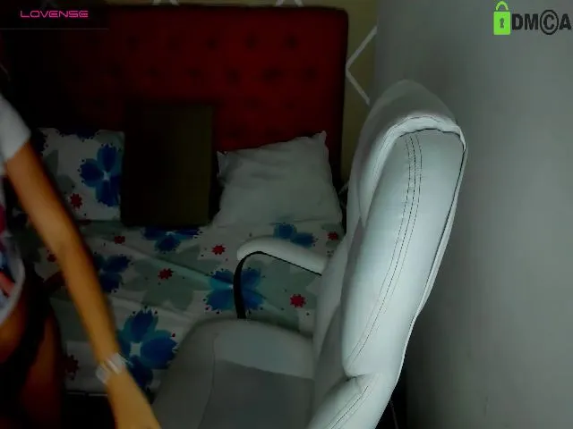 Live sex webcam photo for Laylaa_18 #258871078