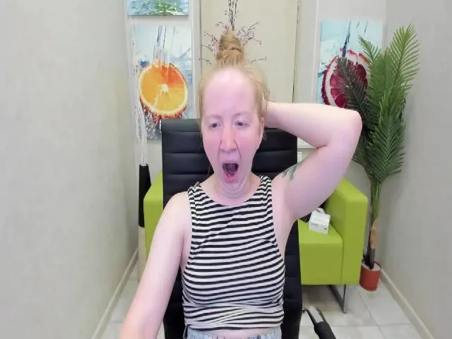 Live sex webcam photo for StunningKelly #252741649