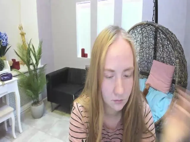 Live sex webcam photo for StunningKelly #255273790