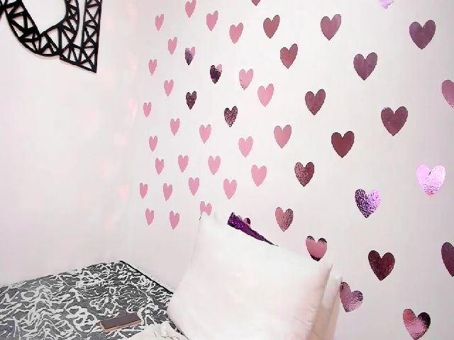 Live sex webcam photo for Roseann__ #256356546