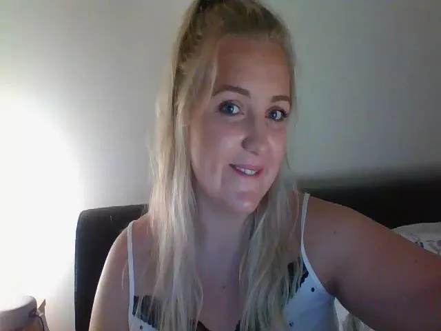 Live sex webcam photo for JessyLou #257839875