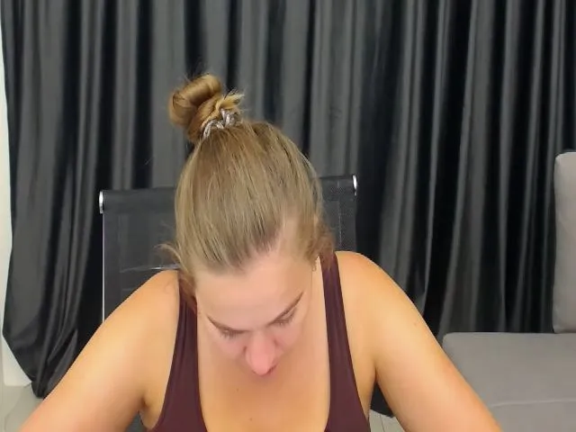 Live sex webcam photo for KellyKleine #254609108