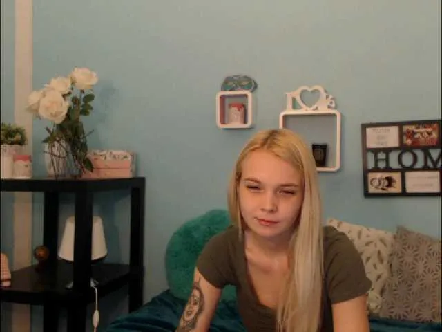 Live sex webcam photo for AnnaHappy18 #241390810