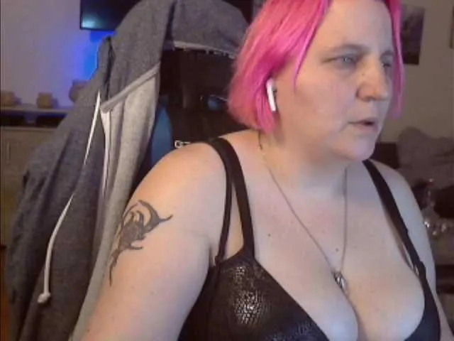 Live sex webcam photo for DrachenLady39 #241396367