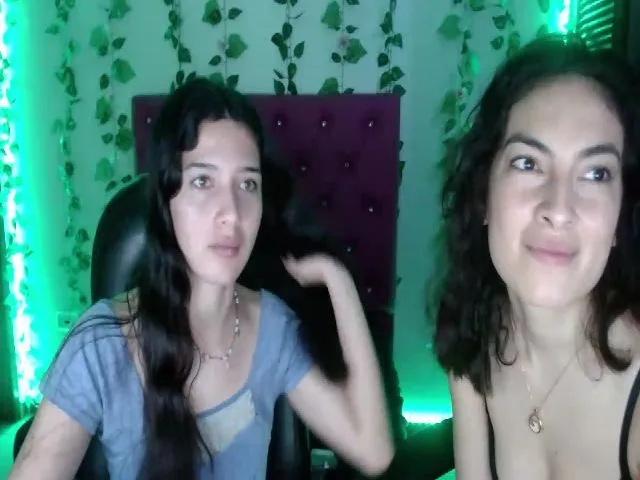 Live sex webcam photo for Emma__Cute #263642792