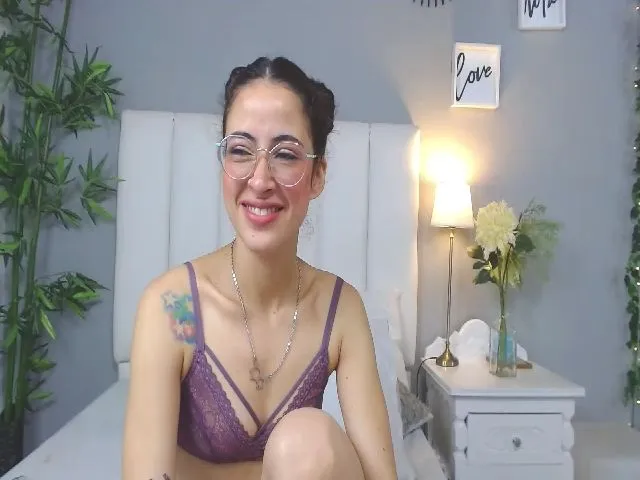 Live sex webcam photo for April_f #261373462