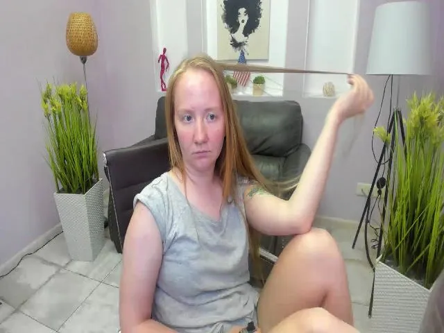 Live sex webcam photo for StunningKelly #252469694