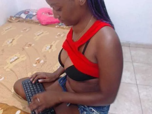 Live sex webcam photo for AndreaTuve #241069895