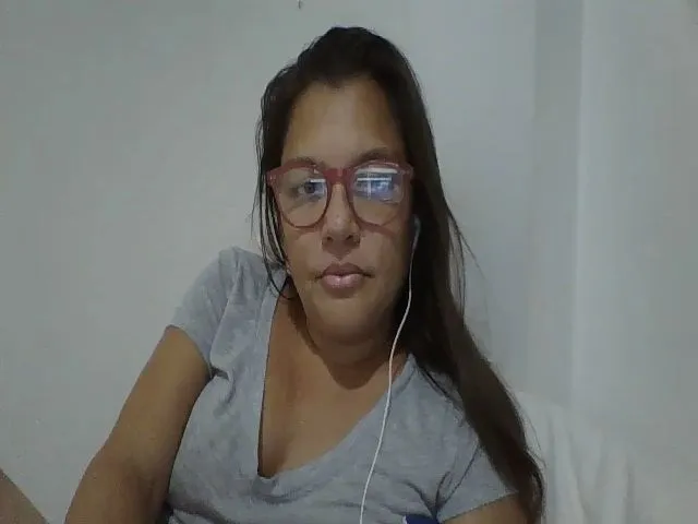 Live sex webcam photo for SweetLola01 #252966605