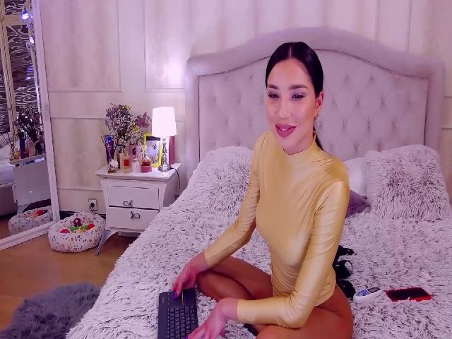 Live sex webcam photo for LolaNiceAss1 #261637131