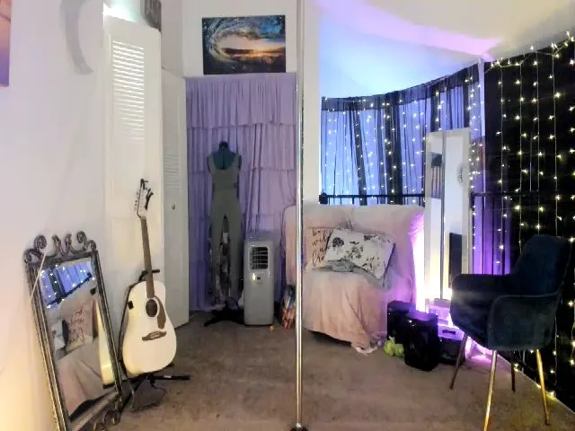 Live sex webcam photo for PetiteJewel #253370752