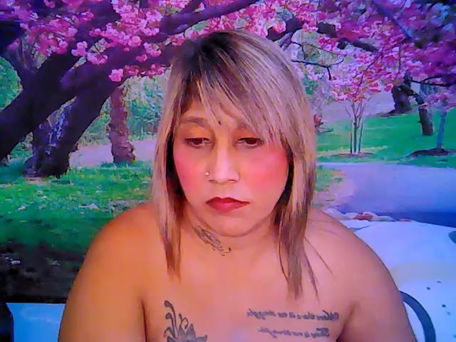 Live sex webcam photo for Roxyfoxy69 #260652089