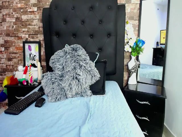 Live sex webcam photo for Gyselll_32 #253753516