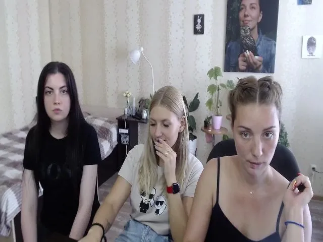 Live sex webcam photo for Emi_lywild #261384001