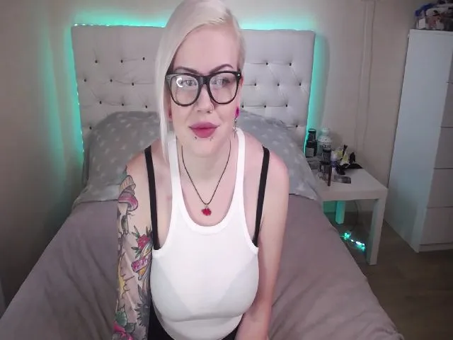 Live sex webcam photo for PrettyOne4You #259077660