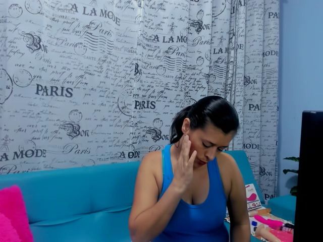 Live sex webcam photo for MILF_KARYNA #264041269