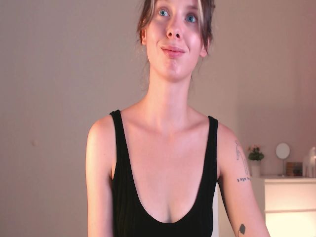 Live sex webcam photo for MelodyKeyy #257063410