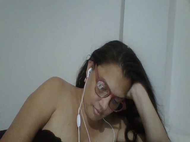 Live sex webcam photo for SweetLola01 #255212620