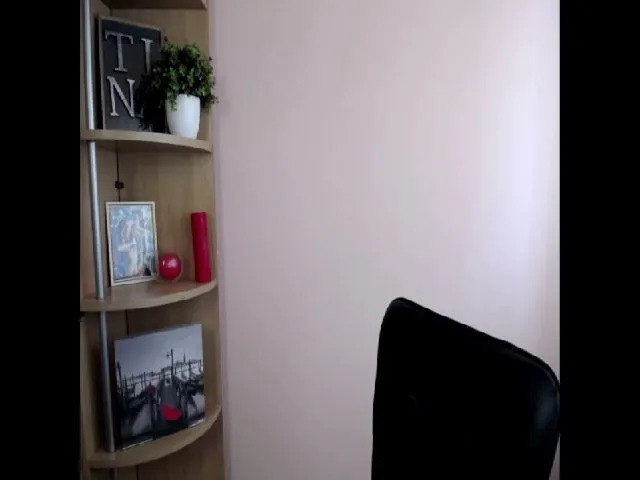Live sex webcam photo for SweetyTinna #255567024
