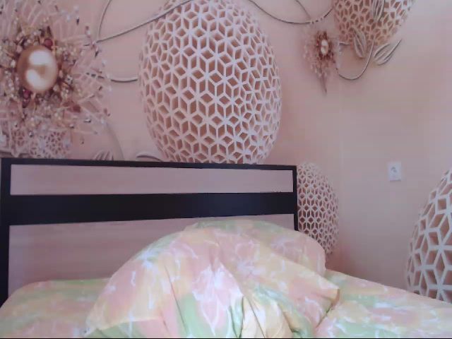 Live sex webcam photo for MeltingJulia #262585304