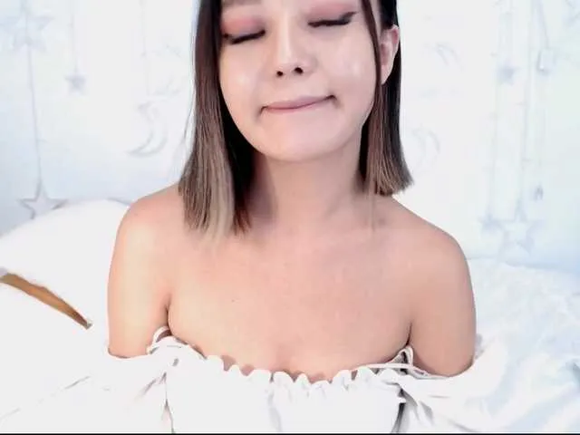 Live sex webcam photo for RisaMin #254402732