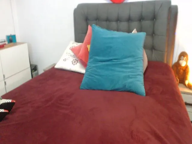 Live sex webcam photo for Maggiemilff #258060738