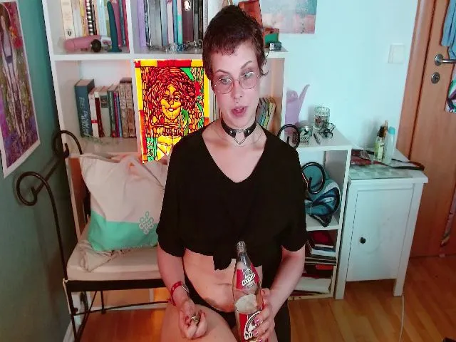 Live sex webcam photo for LunaOddityX #256325789