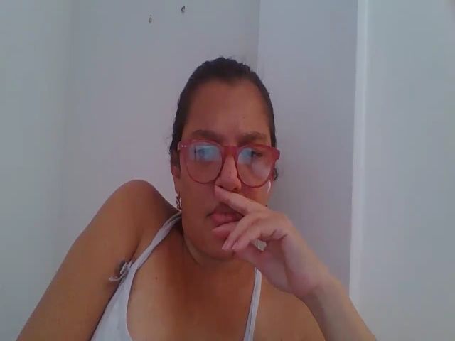 Live sex webcam photo for SweetLola01 #255973628