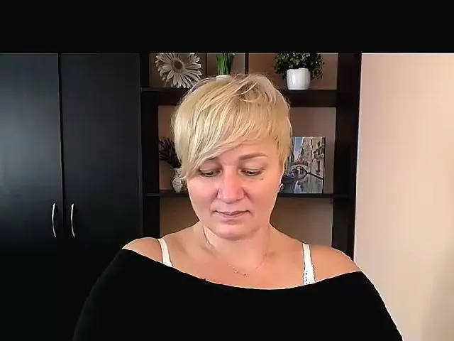 Live sex webcam photo for KailyMey #264360677