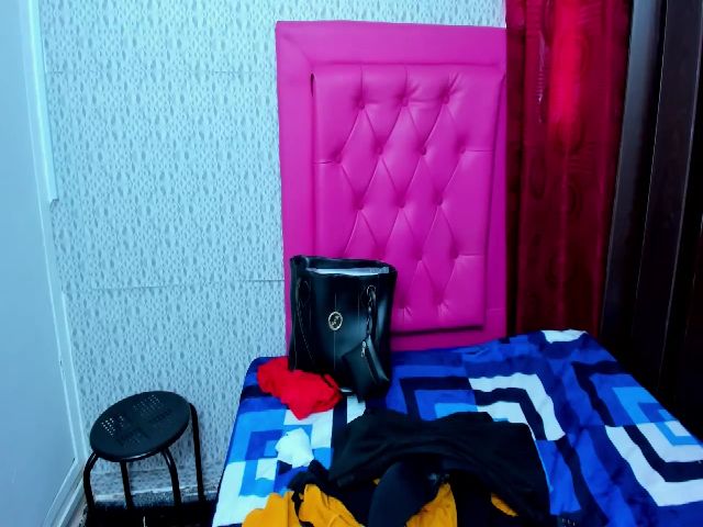 Live sex webcam photo for laura_1_ #260167427