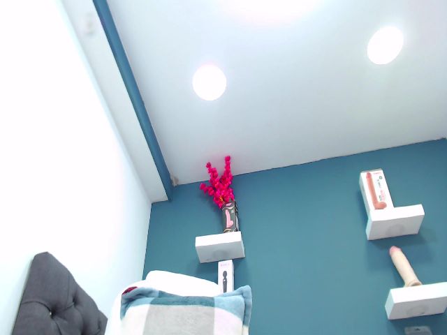 Live sex webcam photo for HANNAH_19 #264071675