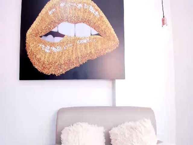 Live sex webcam photo for Roseann__ #265054412