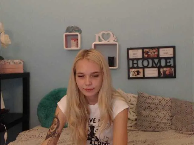 Live sex webcam photo for AnnaHappy18 #258497514