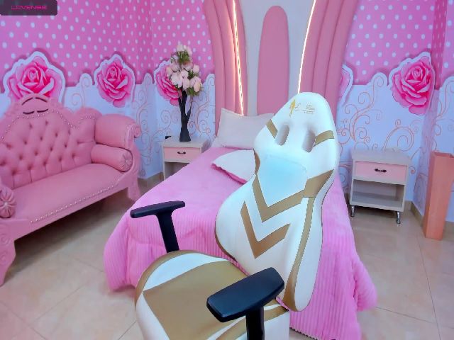 Live sex webcam photo for CurvyBlue #257486086