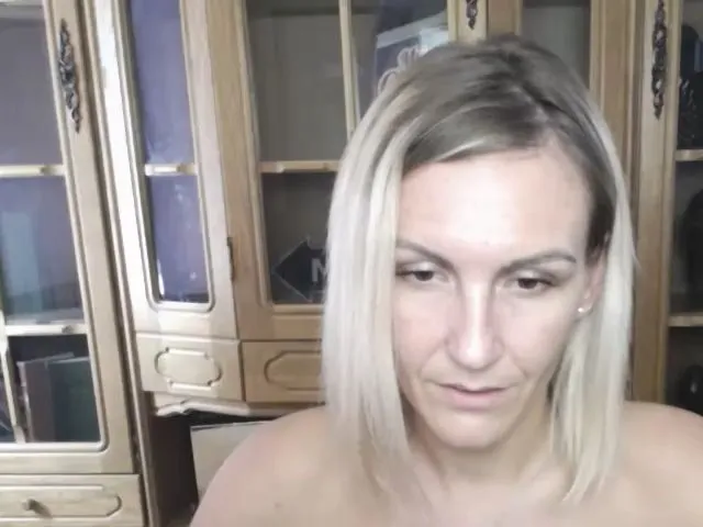 Live sex webcam photo for MiliEsiens #258548460