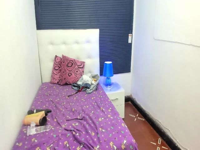 Live sex webcam photo for sexyfox_18 #253265463