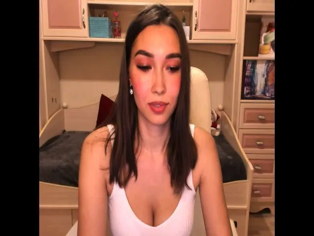 Live sex webcam photo for LuckyHoneyyy #261603888